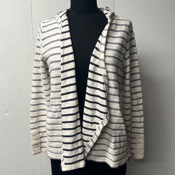 Sweet open front cardigan in blue and cream color reversed fabric. - Picture 1 of 6